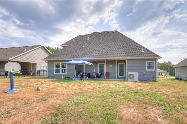 1824 Silverback Way, Pittsburg, KS 66762