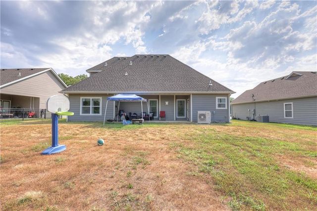 1824 Silverback Way, Pittsburg, KS 66762