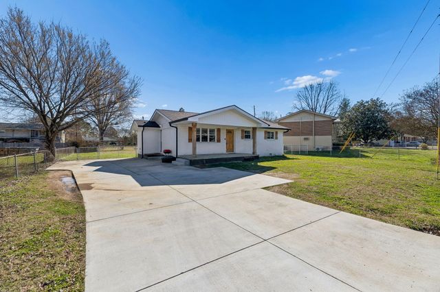 697 Cross Street, Rossville, GA 30741