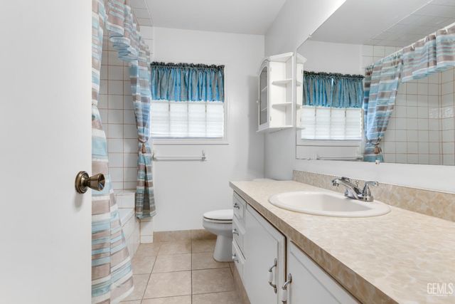2715 Clemson Court, Bakersfield, CA 93306