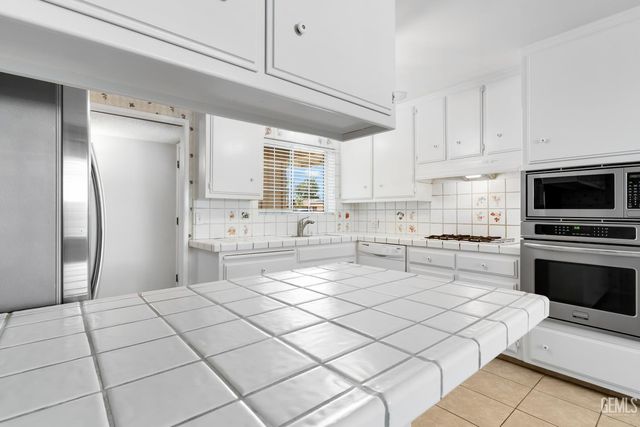 2715 Clemson Court, Bakersfield, CA 93306