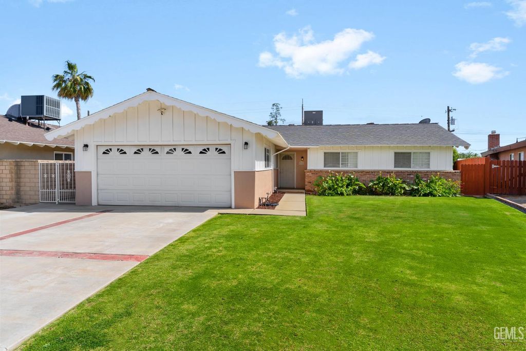 2715 Clemson Court, Bakersfield, CA 93306