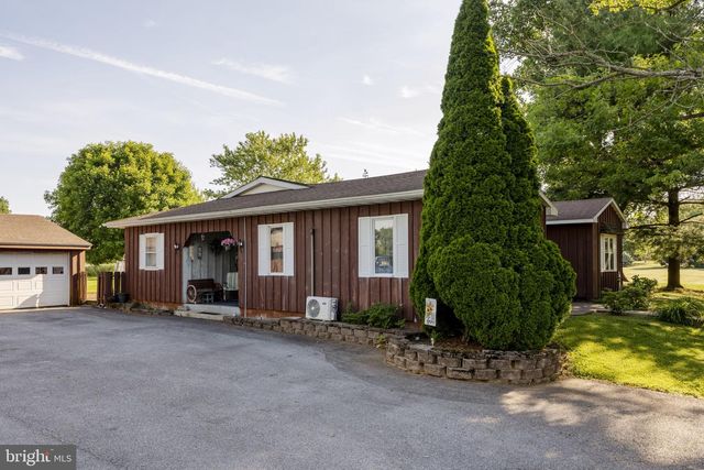 225 HARTINGS PARK RD, Denver, PA 17517