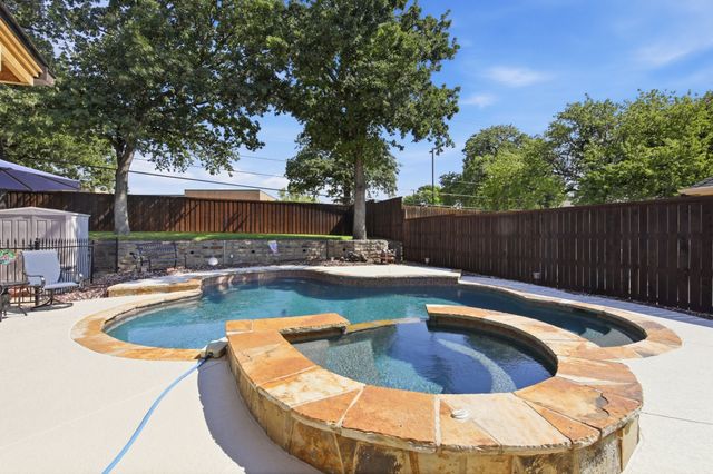 1117 Crestview Drive, Bedford, TX 76021