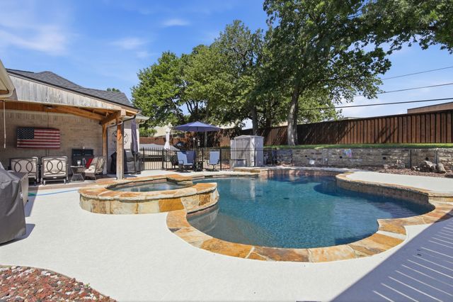 1117 Crestview Drive, Bedford, TX 76021