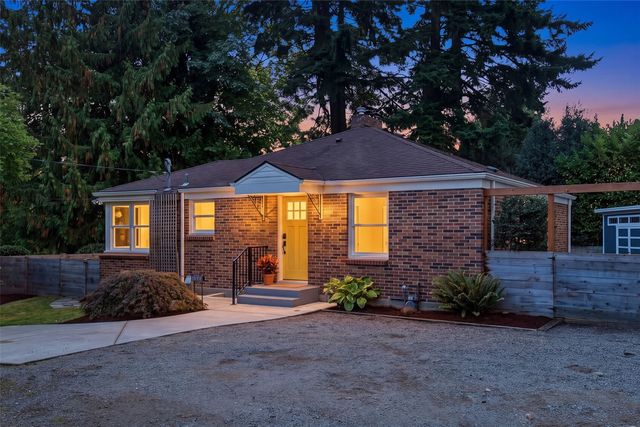 10735 Densmore Avenue N, Seattle, WA 98133