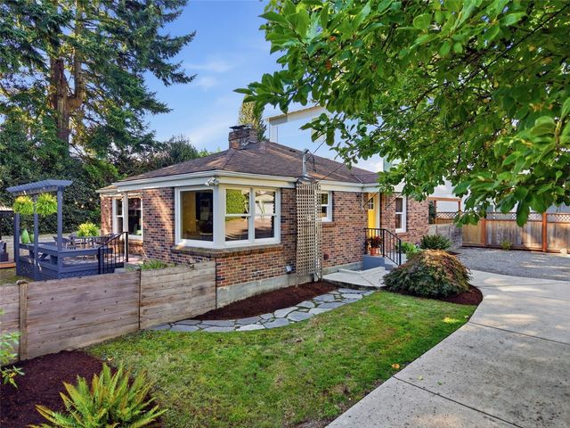 10735 Densmore Avenue N, Seattle, WA 98133