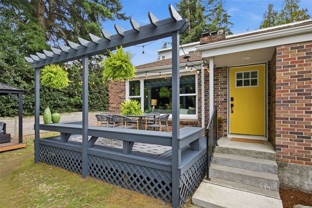 10735 Densmore Avenue N, Seattle, WA 98133