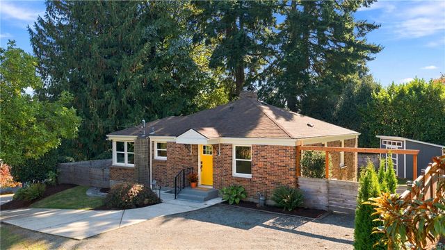 10735 Densmore Avenue N, Seattle, WA 98133