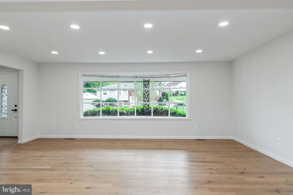 Image 10 of property listing at 10906 BENNINGTON DR, Upper Marlboro, MD 20774