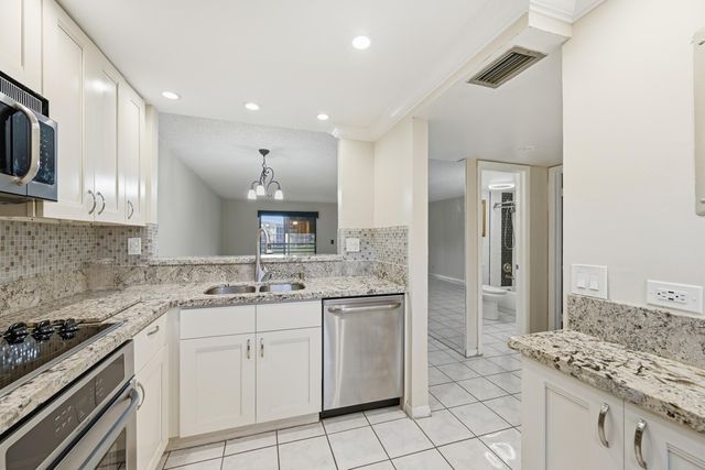 10434 Sunrise Lakes Boulevard 206, Sunrise, FL 33322