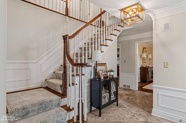 578 Heather Lane, Grosse Pointe Woods, MI 48236