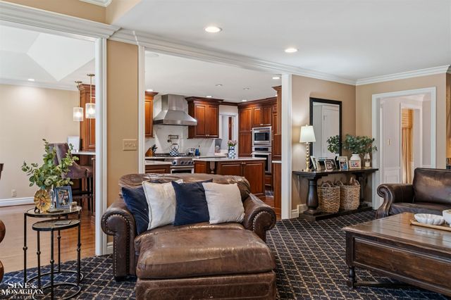 578 Heather Lane, Grosse Pointe Woods, MI 48236