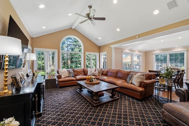 578 Heather Lane, Grosse Pointe Woods, MI 48236