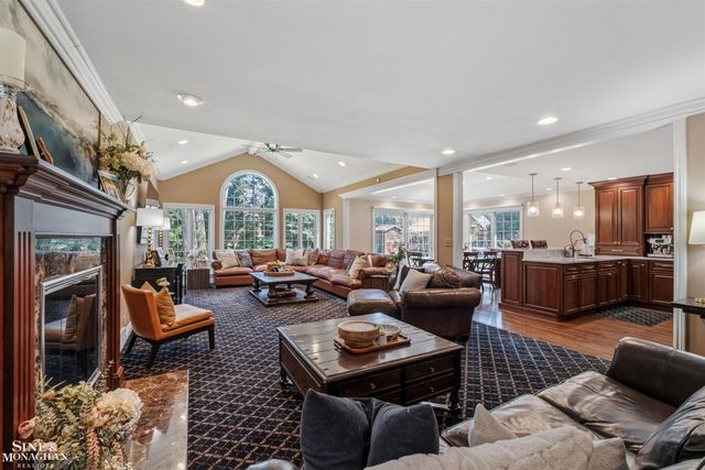 578 Heather Lane, Grosse Pointe Woods, MI 48236