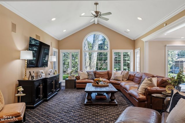 578 Heather Lane, Grosse Pointe Woods, MI 48236