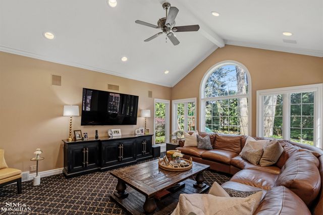 578 Heather Lane, Grosse Pointe Woods, MI 48236