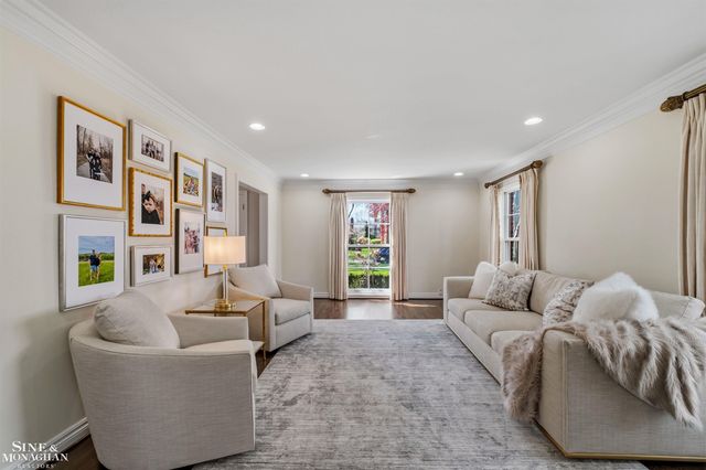 578 Heather Lane, Grosse Pointe Woods, MI 48236
