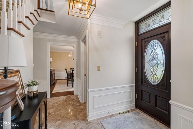 578 Heather Lane, Grosse Pointe Woods, MI 48236