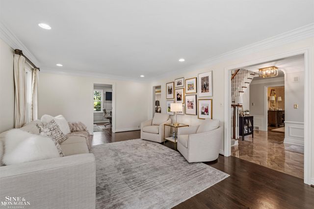 578 Heather Lane, Grosse Pointe Woods, MI 48236