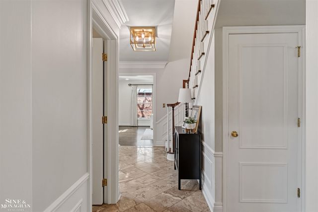 578 Heather Lane, Grosse Pointe Woods, MI 48236