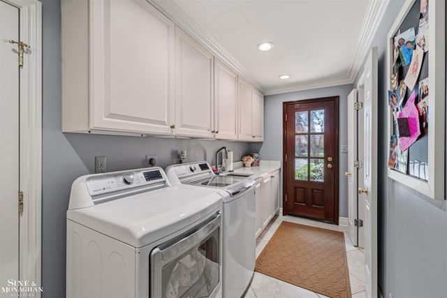 578 Heather Lane, Grosse Pointe Woods, MI 48236