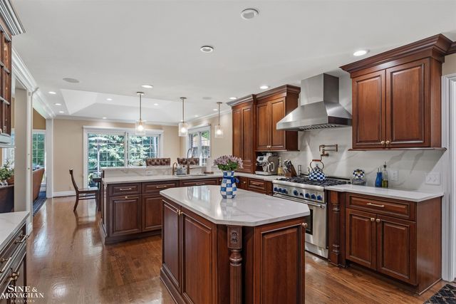 578 Heather Lane, Grosse Pointe Woods, MI 48236