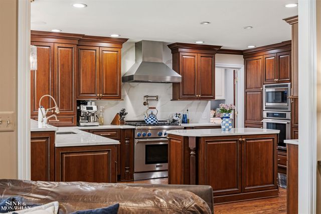 578 Heather Lane, Grosse Pointe Woods, MI 48236