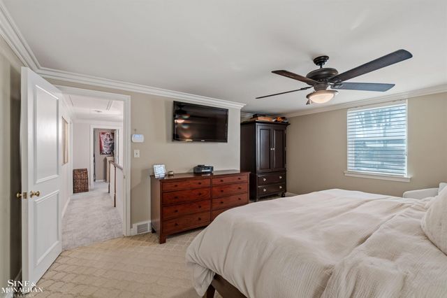 578 Heather Lane, Grosse Pointe Woods, MI 48236