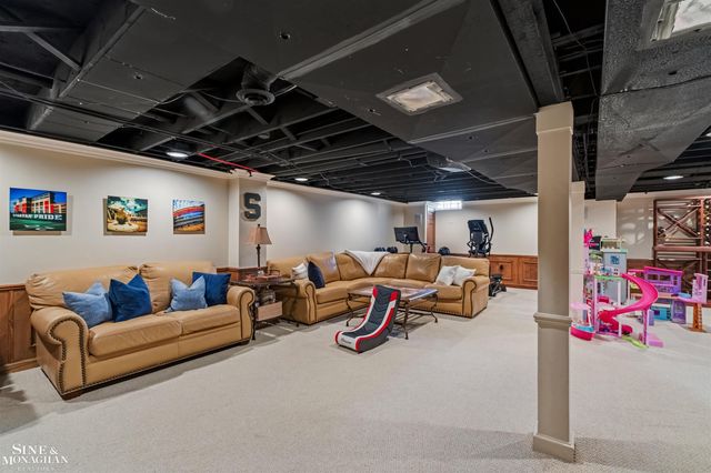 578 Heather Lane, Grosse Pointe Woods, MI 48236