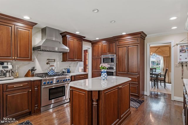 578 Heather Lane, Grosse Pointe Woods, MI 48236