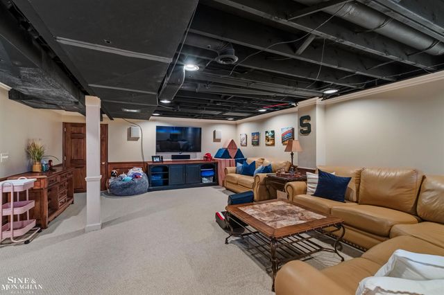 578 Heather Lane, Grosse Pointe Woods, MI 48236