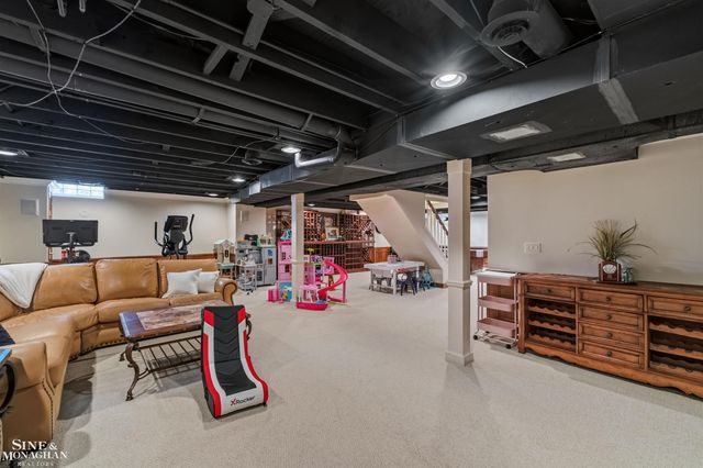 578 Heather Lane, Grosse Pointe Woods, MI 48236