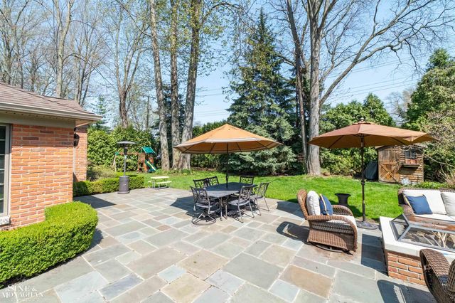 578 Heather Lane, Grosse Pointe Woods, MI 48236