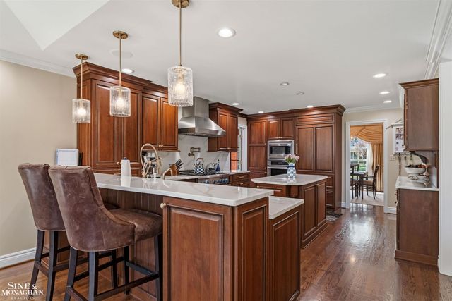 578 Heather Lane, Grosse Pointe Woods, MI 48236