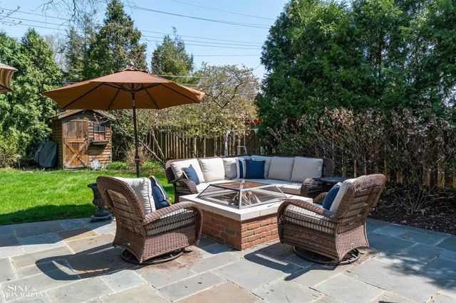 578 Heather Lane, Grosse Pointe Woods, MI 48236