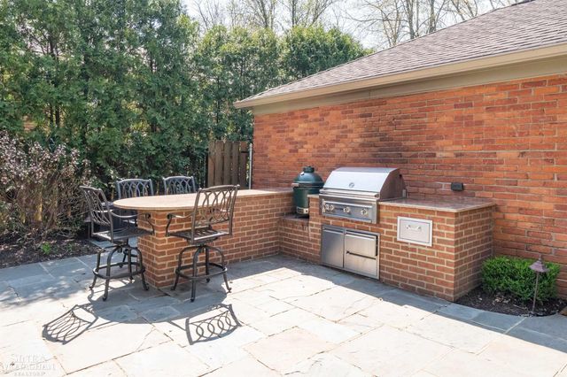 578 Heather Lane, Grosse Pointe Woods, MI 48236