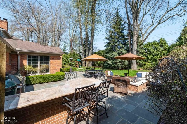 578 Heather Lane, Grosse Pointe Woods, MI 48236
