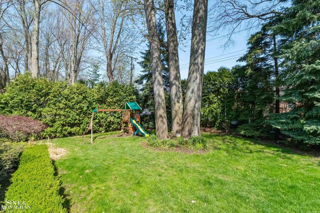 578 Heather Lane, Grosse Pointe Woods, MI 48236