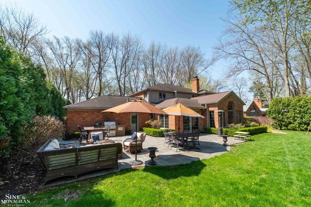 578 Heather Lane, Grosse Pointe Woods, MI 48236