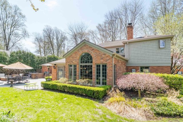 578 Heather Lane, Grosse Pointe Woods, MI 48236