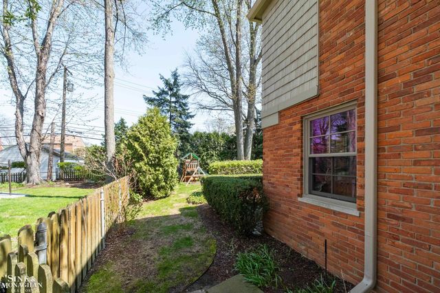 578 Heather Lane, Grosse Pointe Woods, MI 48236