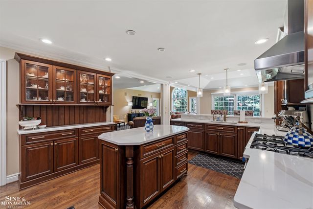 578 Heather Lane, Grosse Pointe Woods, MI 48236