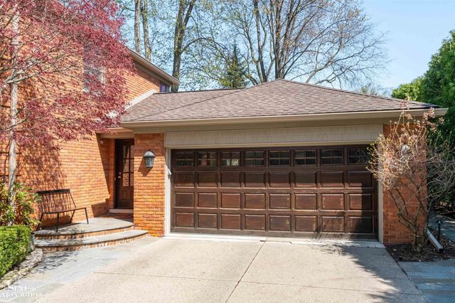 578 Heather Lane, Grosse Pointe Woods, MI 48236