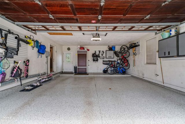 578 Heather Lane, Grosse Pointe Woods, MI 48236