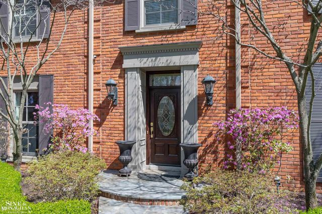 578 Heather Lane, Grosse Pointe Woods, MI 48236