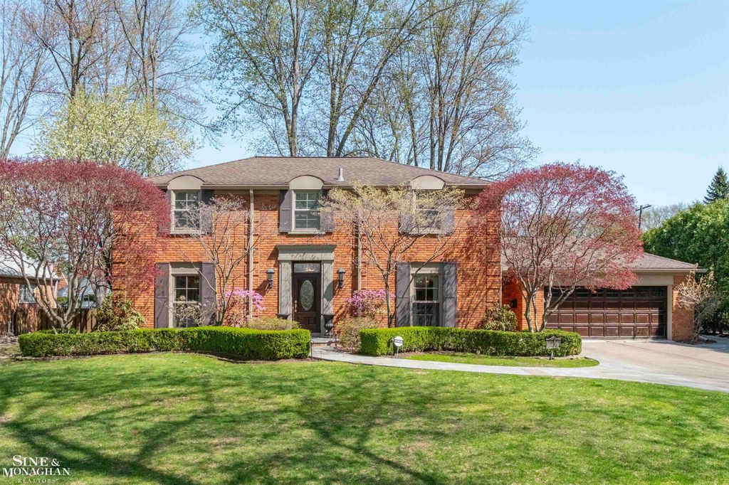 578 Heather Lane, Grosse Pointe Woods, MI 48236