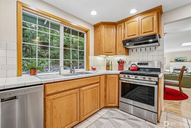 3916 170th Avenue E, Lake Tapps, WA 98391