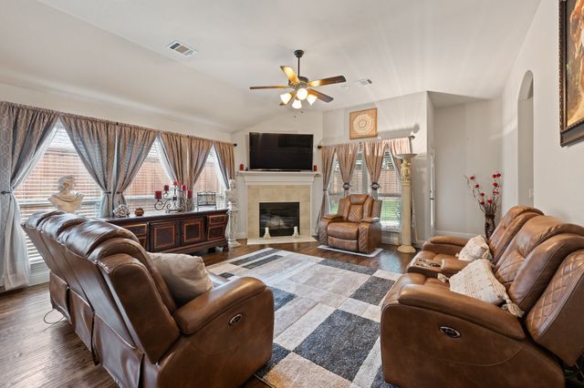 1000 Longhorn Drive, Aubrey, TX 76227