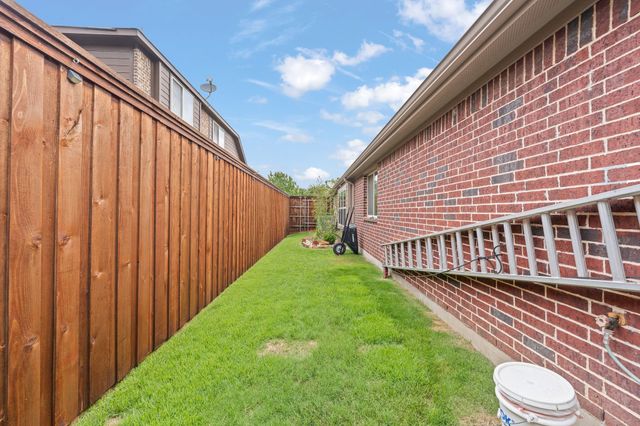 1000 Longhorn Drive, Aubrey, TX 76227